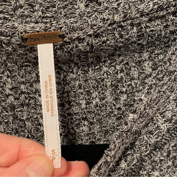 FREE PEOPLE GRAY MOUNTAINEER CUFF LONG SLEEVE TOP - Picture 5 of 5